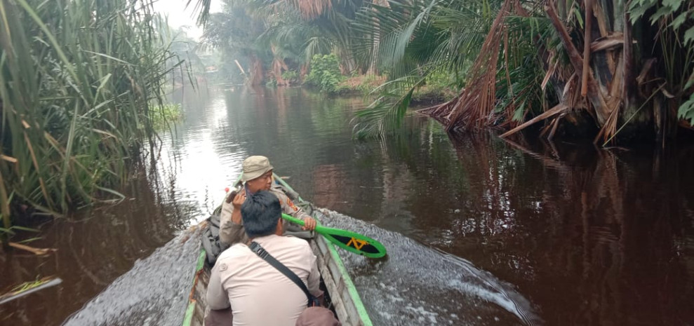 Kapolsek Gaung Iptu Andrianto.S.H.M.H Beserta Personil Cooling System Hingga ke Pelosok Gunakan Perahu Kayu
