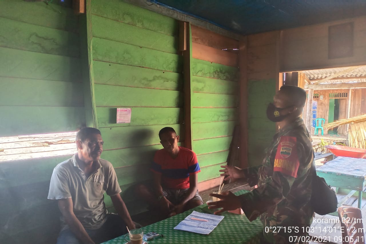 Babinsa Desa Rantau Panjang Koramil 02/Tanah Merah Komsos dengan Masyarakat