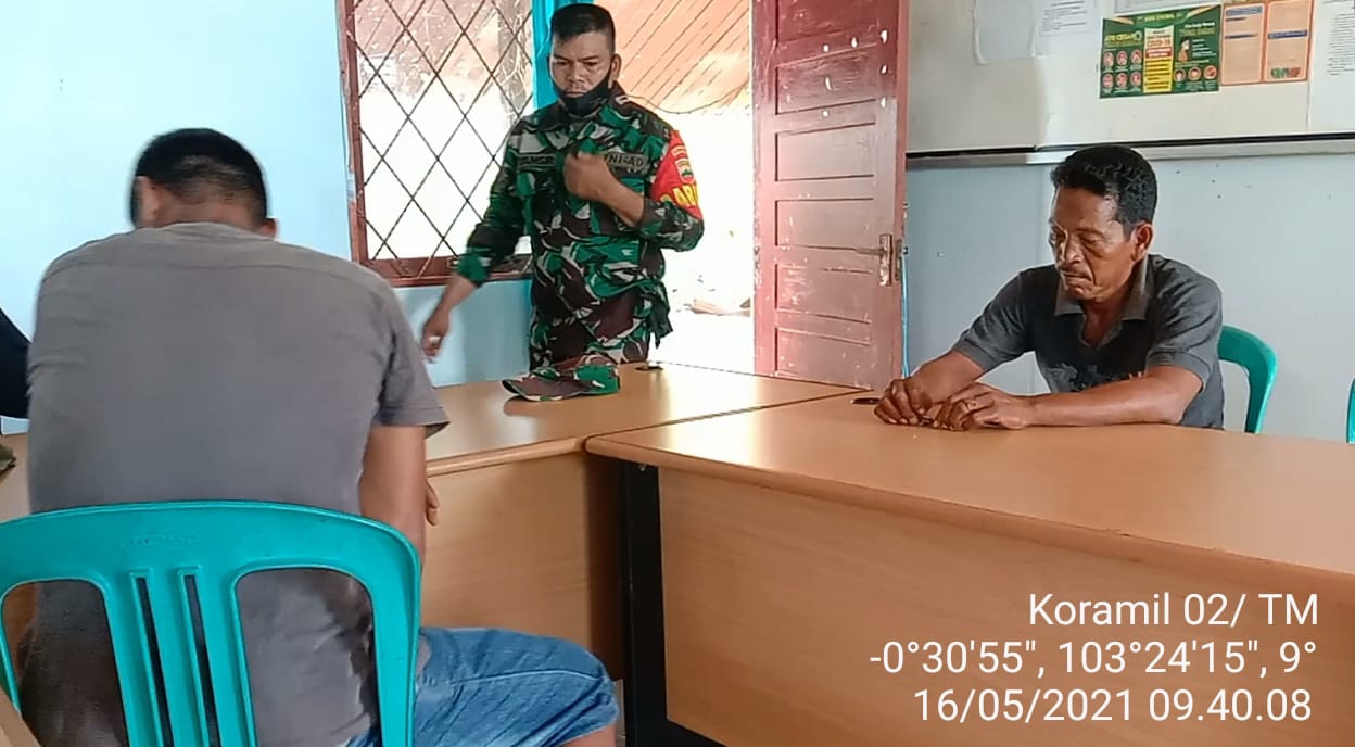 Sertu Syamsir Komos di Kantor Desa Tanjung Pasir