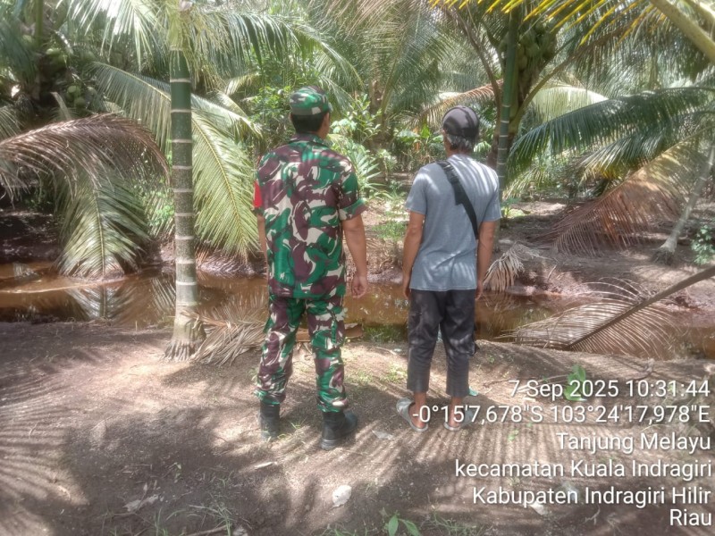 Patroli dan Sosialisasi Karhutla: Babinsa Koramil 04/Kuindra Memantau Situasi