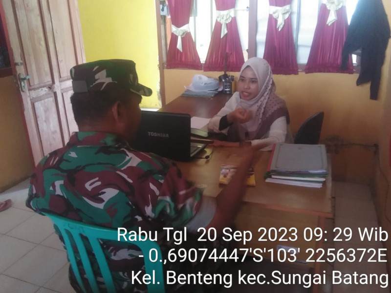 Koramil 07/Reteh Terus Tingkatkan Komsos Guna Untuk Pembuatan KTP Di Wilayah Binaan