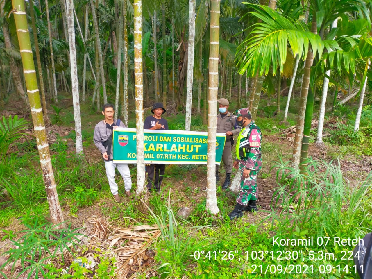 Bersama-sama Antisipasi Karhutla, Babinsa 07/Reteh dan Bhabinkamtibmas Gelar Patroli