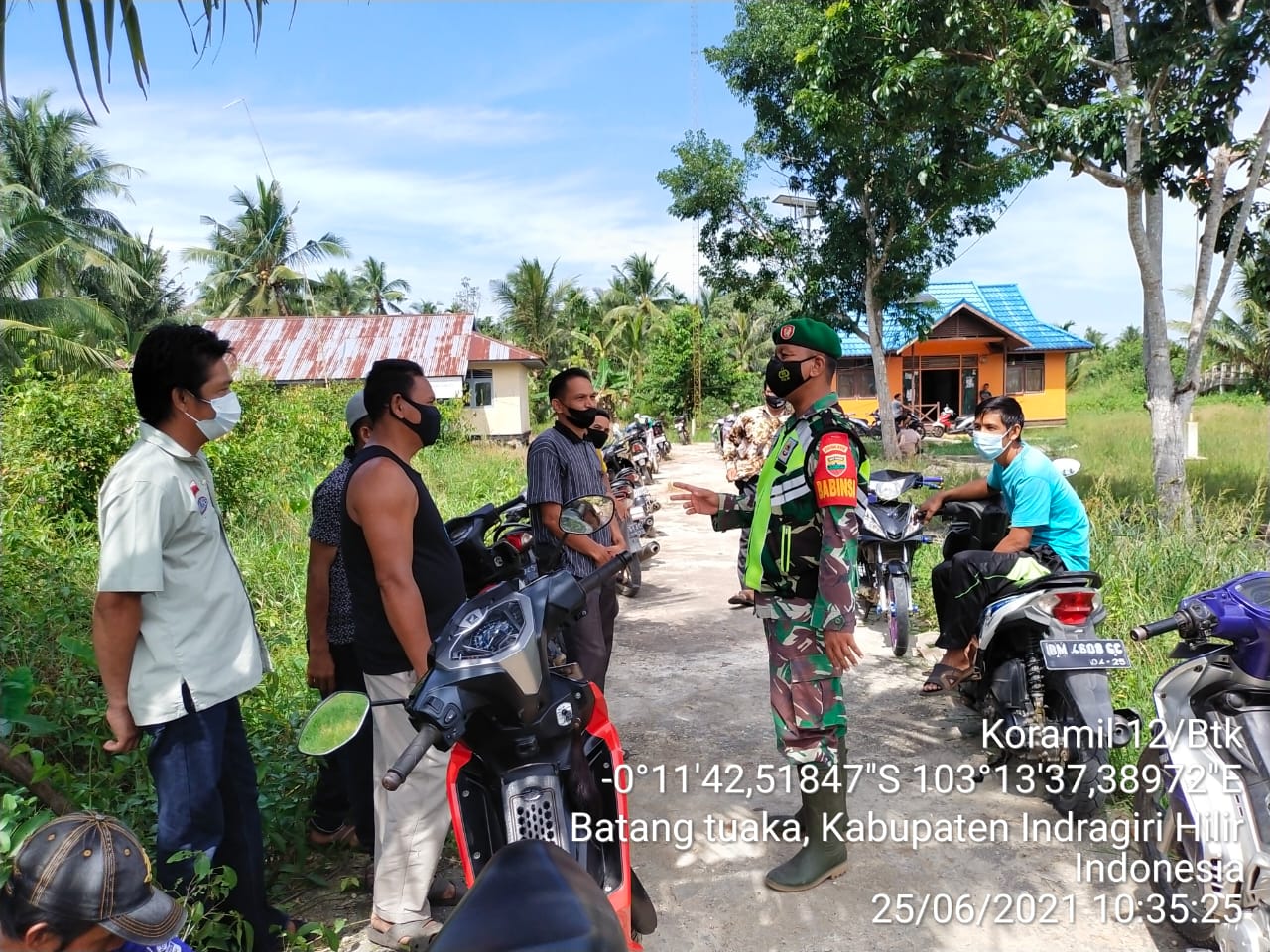 Serda P Sitompul Koramil 12/Batang Tuaka Terus Komsos Protokol Kesehatan Terhadap Warga