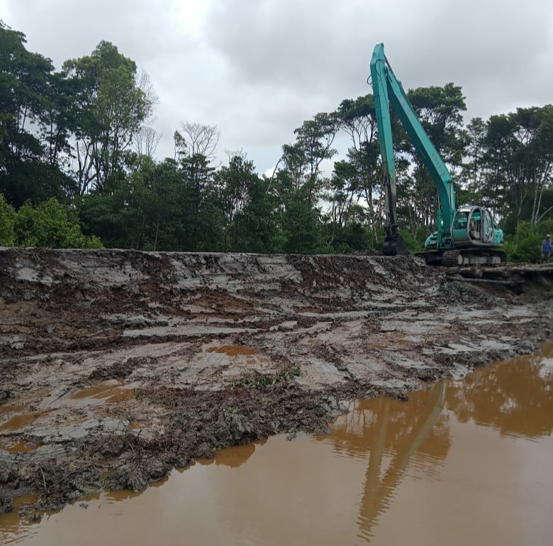 Sambu Group Bantu Penyediaan Alat Berat Guna Pembuatan Tanggul di Desa Kuala Selat