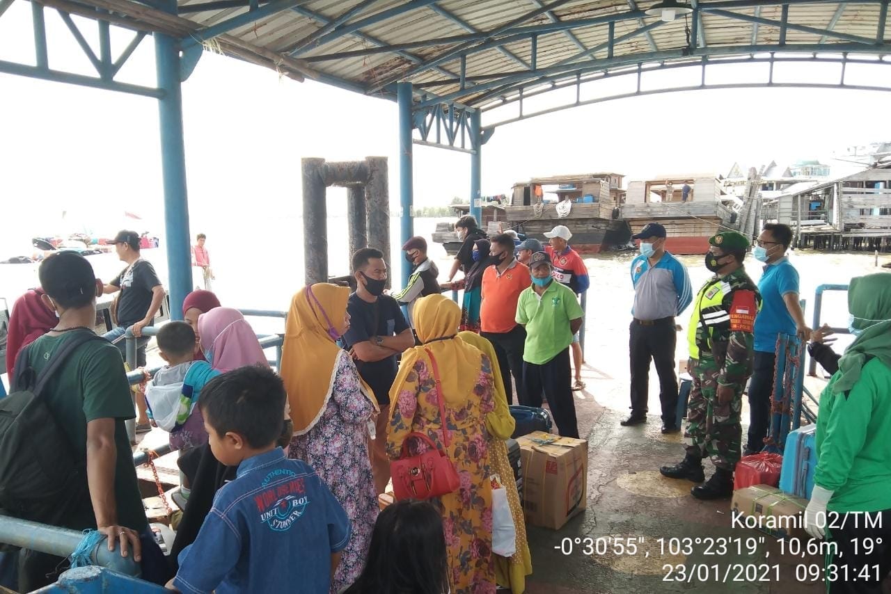 Babinsa Koramil 02/Tanah Merah Kembali Imbau Patuhi Protkes di Pelabuhan Dishub