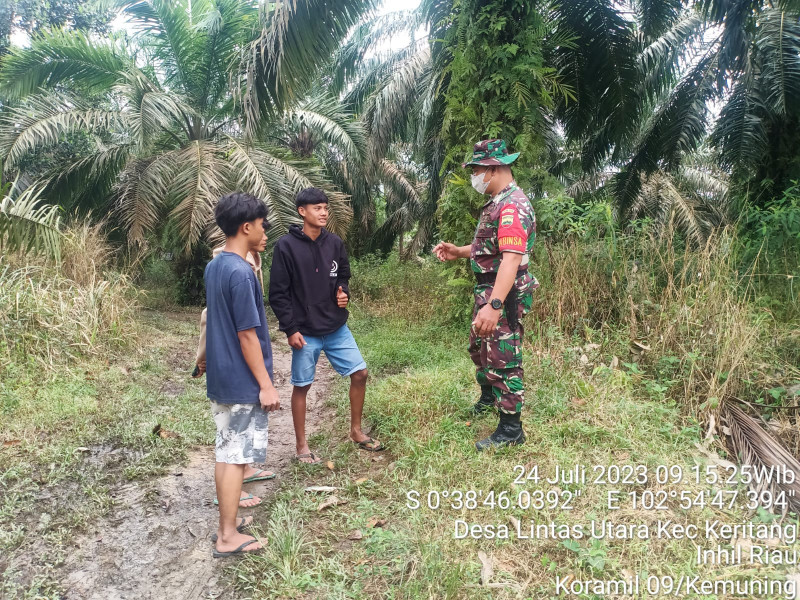 Babinsa Koramil 09/Kemuning Selalu Lakukan Pencegahan Karlahut Demi Menjaga Hutan dan Lahan