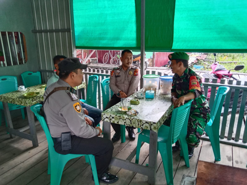 Babinsa Koramil 05/GAS Kodim 0314/Inhil Kopda Umar Nasution Komsos Bersama Pemuda dan Masyarakat