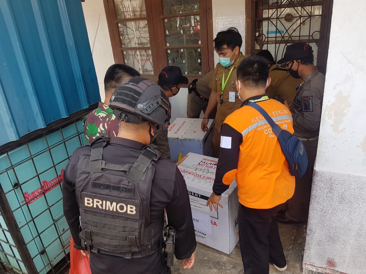 Brimob Kawal Pendistribusian Vaksin Sinovac di Kepulauan Riau Brimob Kawal Pendistribusian Vaksin Sinovac di Kepulauan Riau