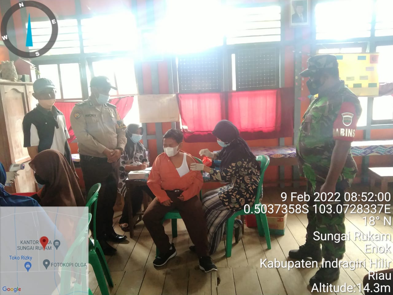 Babinsa Koramil 02/Tanah Merah Dampingi Vaksinasi di SDN 015 dan SDN 033 Desa Sungai Rukam