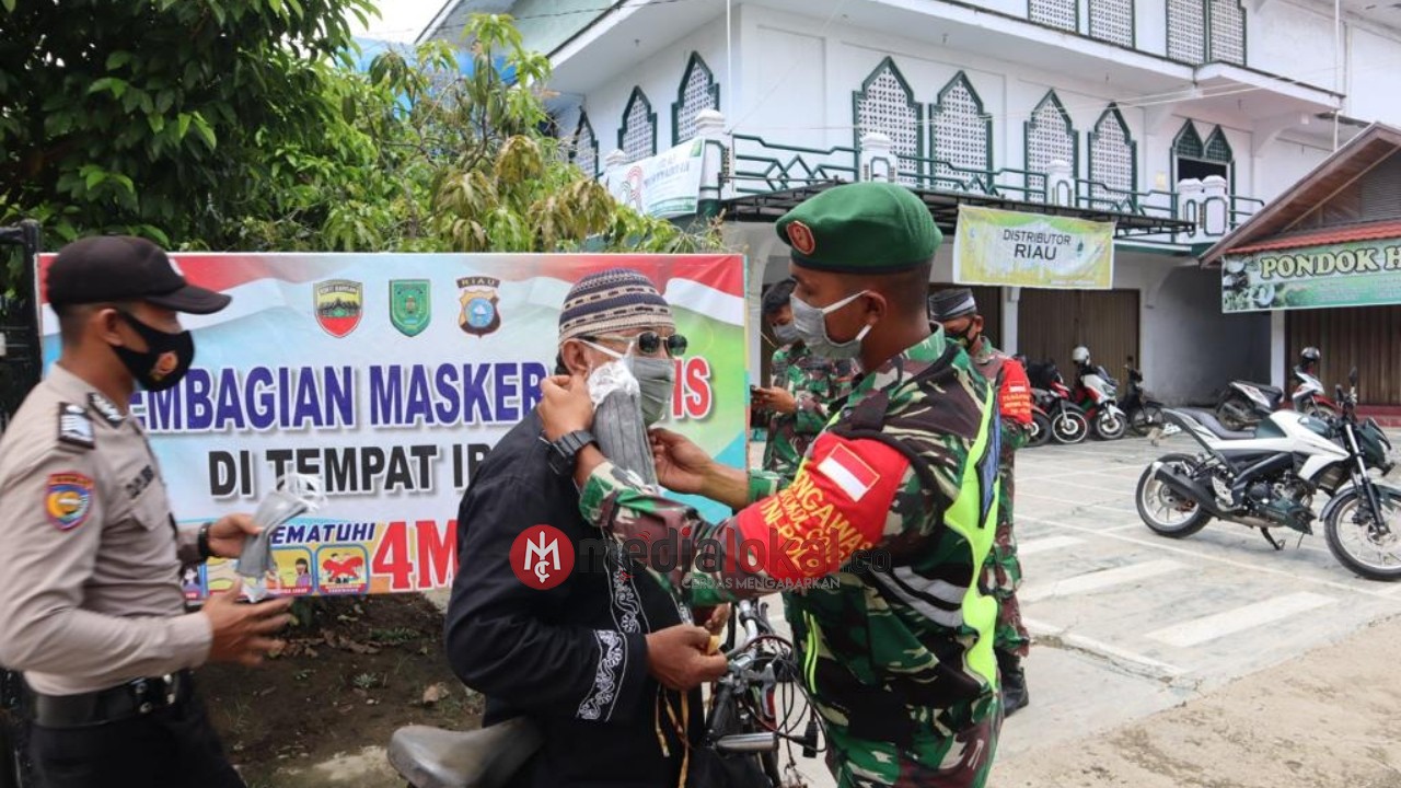 Berkesinambungan Tiap Jumat, Satgas Covid-19 Inhil Bagikan Masker Gratis
