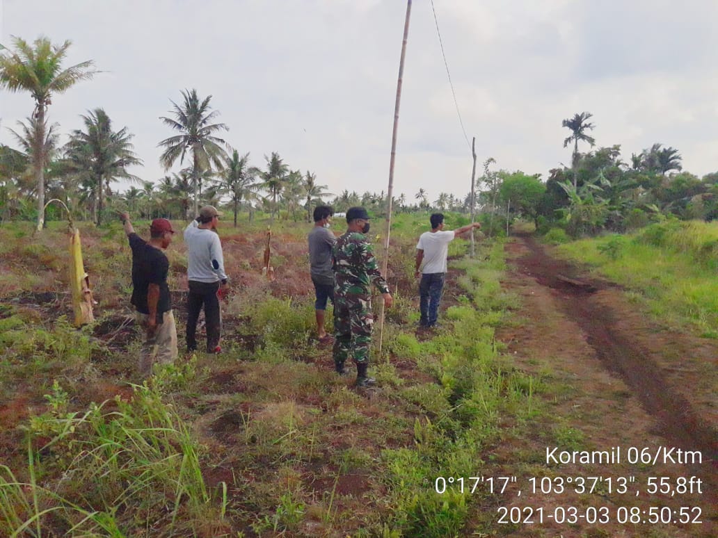 Bersama Masyarakat, Babinsa Koramil 06/Kateman Patroli Karhutla di Desa Makmur Jaya
