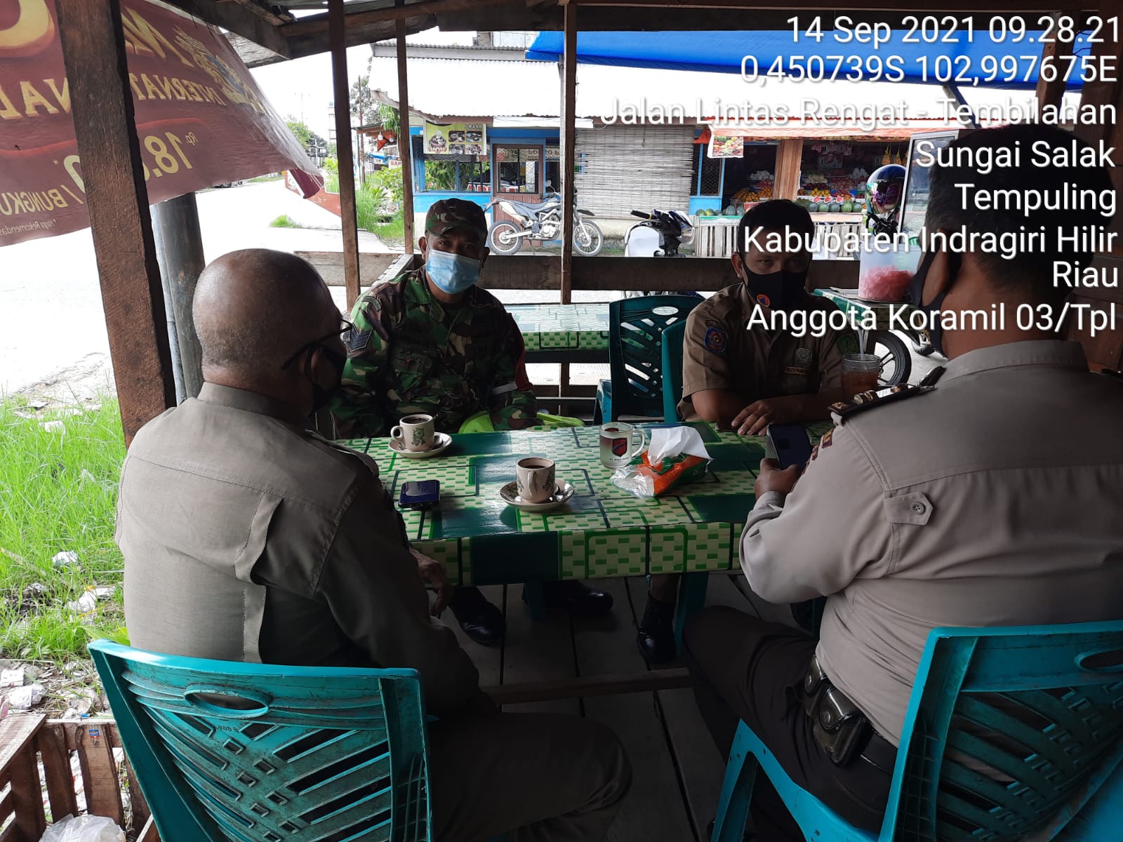 Sinergitas Babinsa bersama Bhabinkamtibmas dalam Memutus Penyebaran Covid-19 di Bayas Jaya