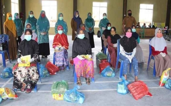 TP PKK Kabupaten Pelalawan Berikan Bantuan ke Warga Terdampak Covid-19 Sebanyak 179 Paket Sembako