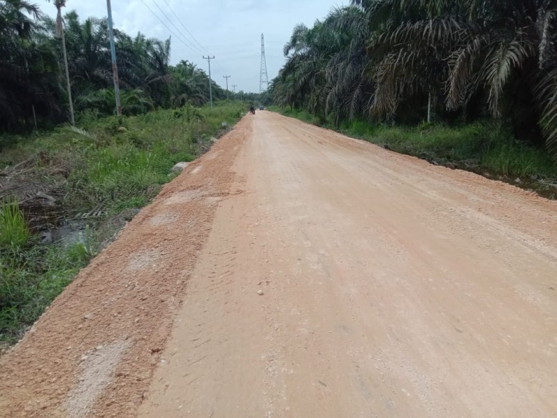 TMMD ke-123 Kodim 0314/Inhil, Danramil 04/Kuindra; Penimbunan Jalan Poros Desa KTJ dengan Mumpa: Meningkatkan Kualitas Hidup Masyarakat