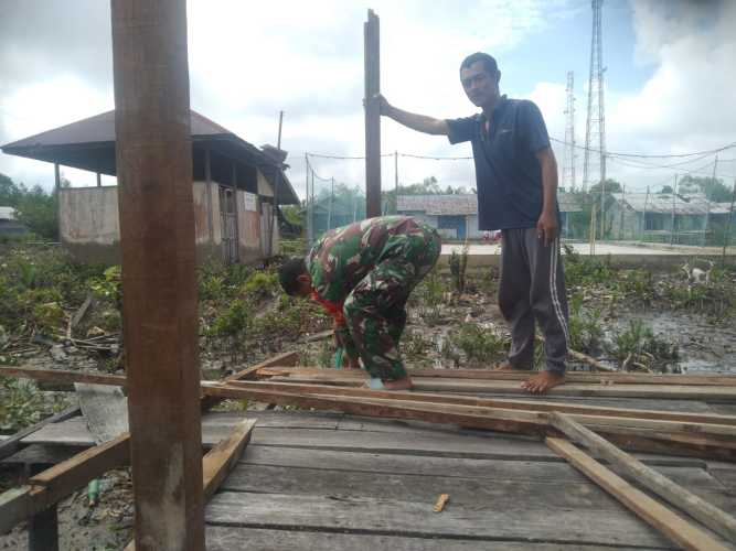 Babinsa Koramil 04/Kuindra Bergotong Royong Membersihkan Lingkungan Sekitar Kelurahan