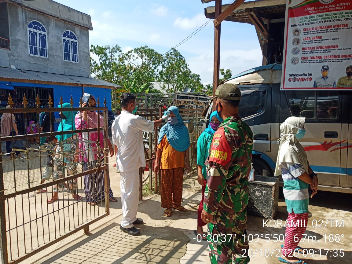 Babinsa Koramil 02/Tanah Merah Kawal Penyaluran BSP di Desa Pengalihan