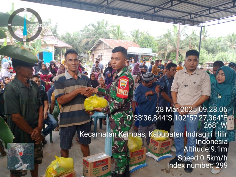 Babinsa Koramil 03/Tpl Ikut Serta Salurkan Sembako untuk Warga Terdampak Banjir di Desa Danau Pulai Indah
