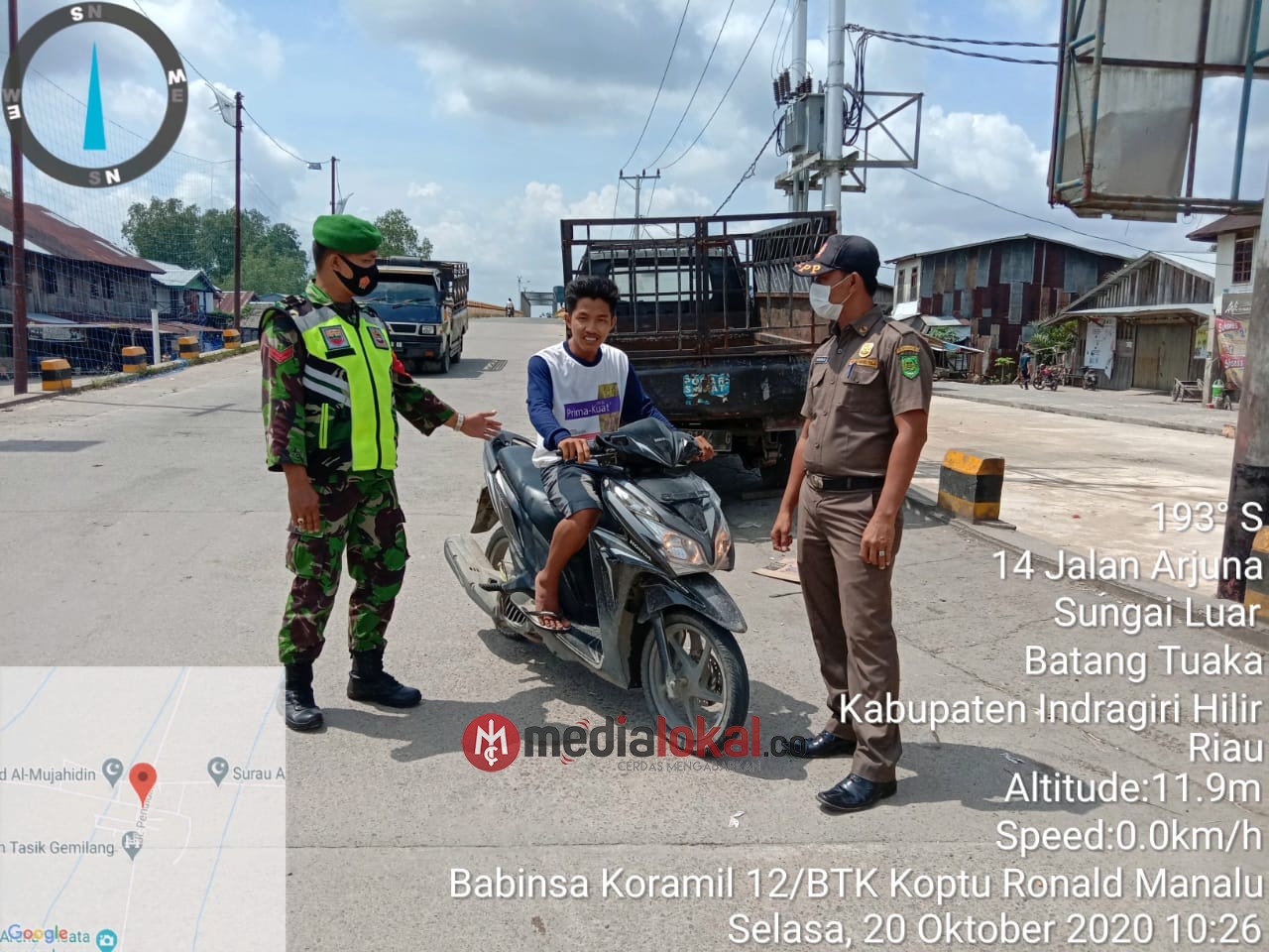 Koptu Ronald Manalu Koramil 12/Batang Tuaka Lakukan Sweeping Masker