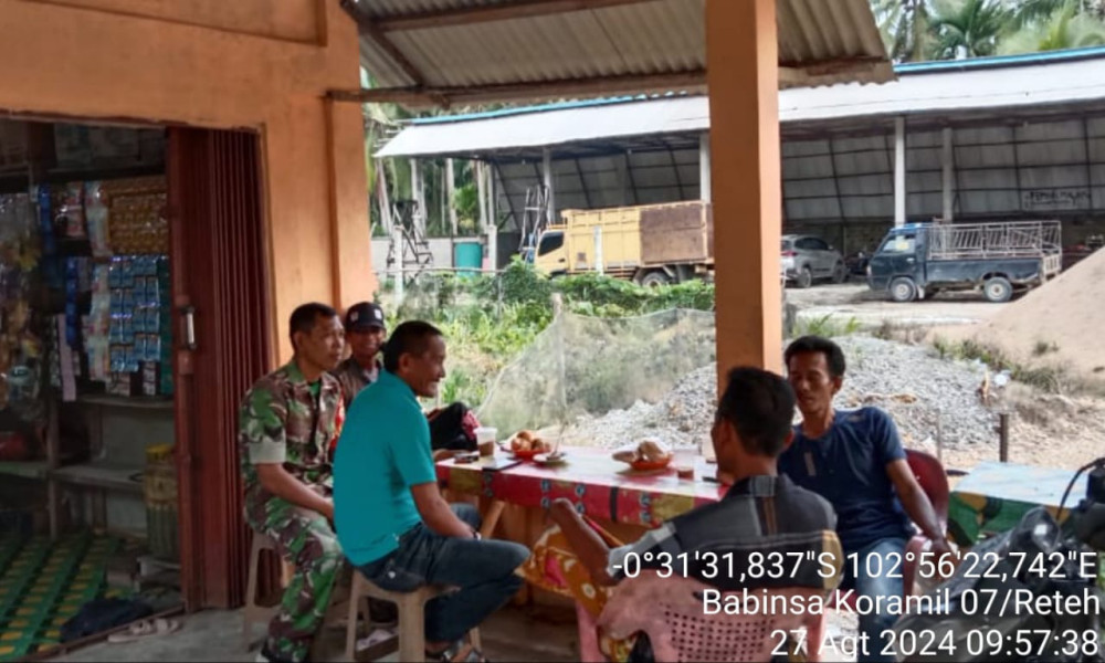 Koramil 07/Reteh Jalankan Komsos Agar Saling Berbagi Informasi Terkait Perkembangan Di Binaan