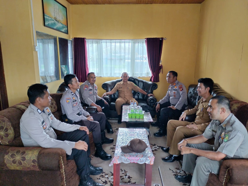 Kapolsek Kateman AKP Ermanto, SH Bersilaturahmi Ke Kantor Camat Kateman Yang Disambut Camat Kateman