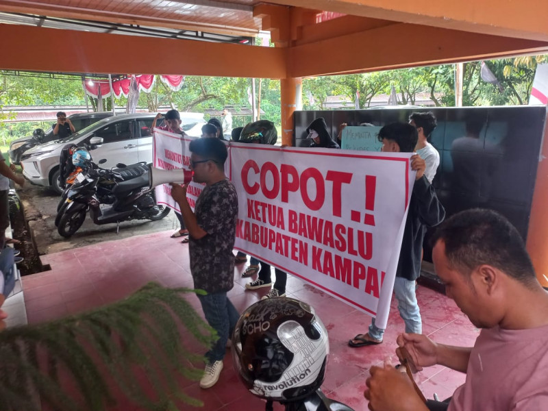 AMBR Lakukan Aksi Unjuk Rasa di Bawaslu Kampar