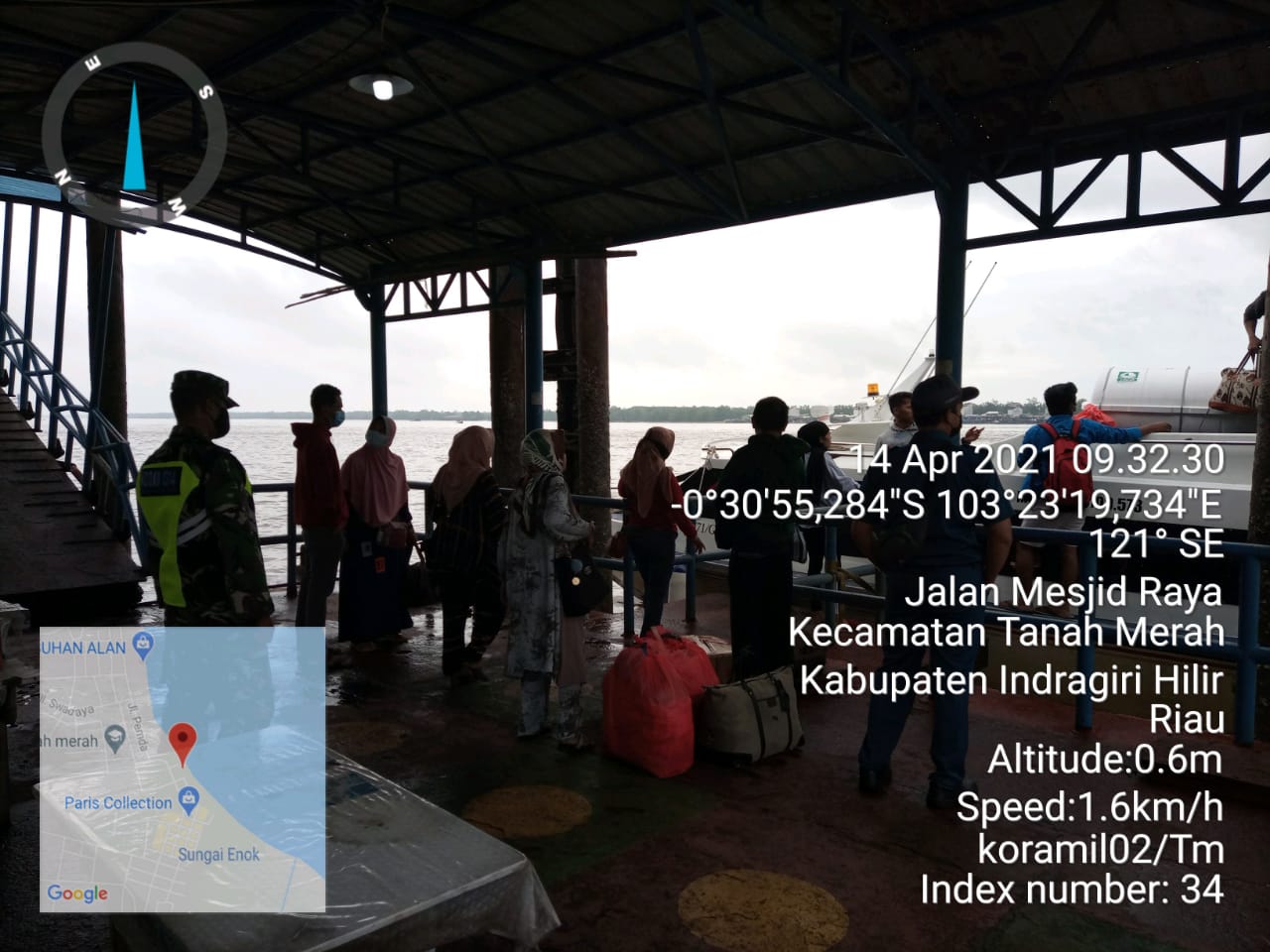 Babinsa Koramil 02/Tanah Merah Kembali Imbau Warga untuk Patuhi Protkes di Pelabuhan