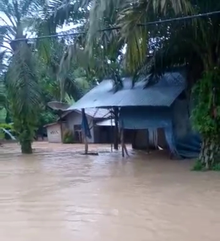 Luapan Air Sungai di Desa Keritang Inhil Rendam Belasan Rumah Warga