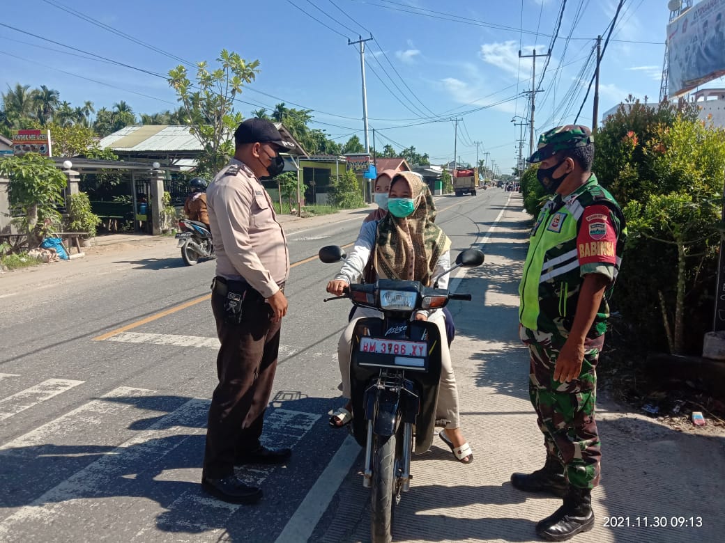 Gakplin Prokes Terus Dilakukan Oleh Babinsa 03/Tempuling Dan Polsek Tempuling