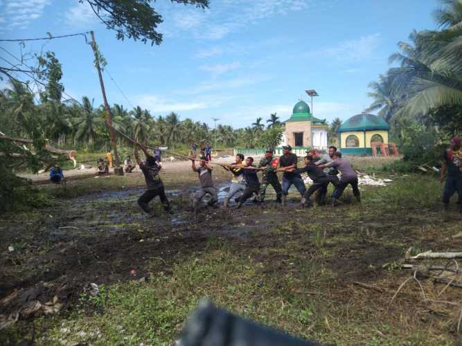 Giat Goro Jumat Bersih Bersama Babinsa Koramil 04/Kuindra di Desa Binaan