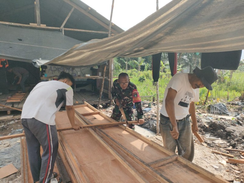 Babinsa Sertu Ichlas Manalu Turun Tangan di Pembangunan Koperasi Merah Putih Sungai Gantang, Tak Sekadar Awasi tapi Ikut Mengerjakan