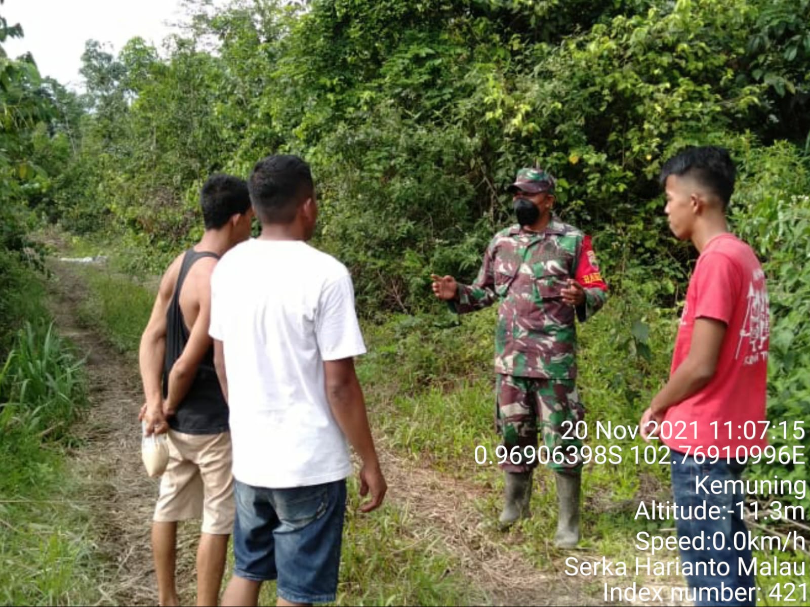 Babinsa 09/Kemuning Kembali Lakukan Patroli Karhutla di Desa Sekara