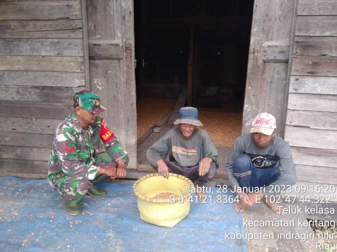 Berikan Informasi Terkait Kendala Para Petani Oleh Babinsa Koramil 09/Kemuning