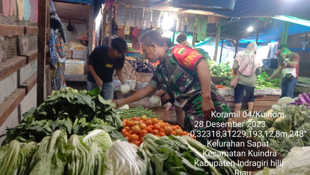 Koramil 04/Kuindra Turun Ke Pasar Untuk Memantau Harga Sembako