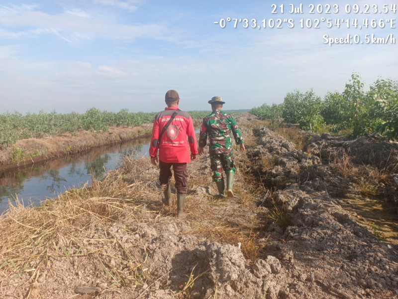 Praka Chandra Manto Bersama Warga Patroli di Lahan Terbuka Dan Semak Belukar Di Wilayah Koramil 05/GAS