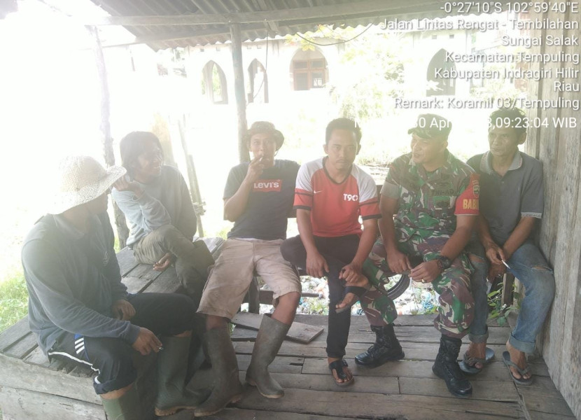 Babinsa 03/Tpl Bersenda Gurau Bersama Warga Saat Melaksanakan Kegiatan Komsos