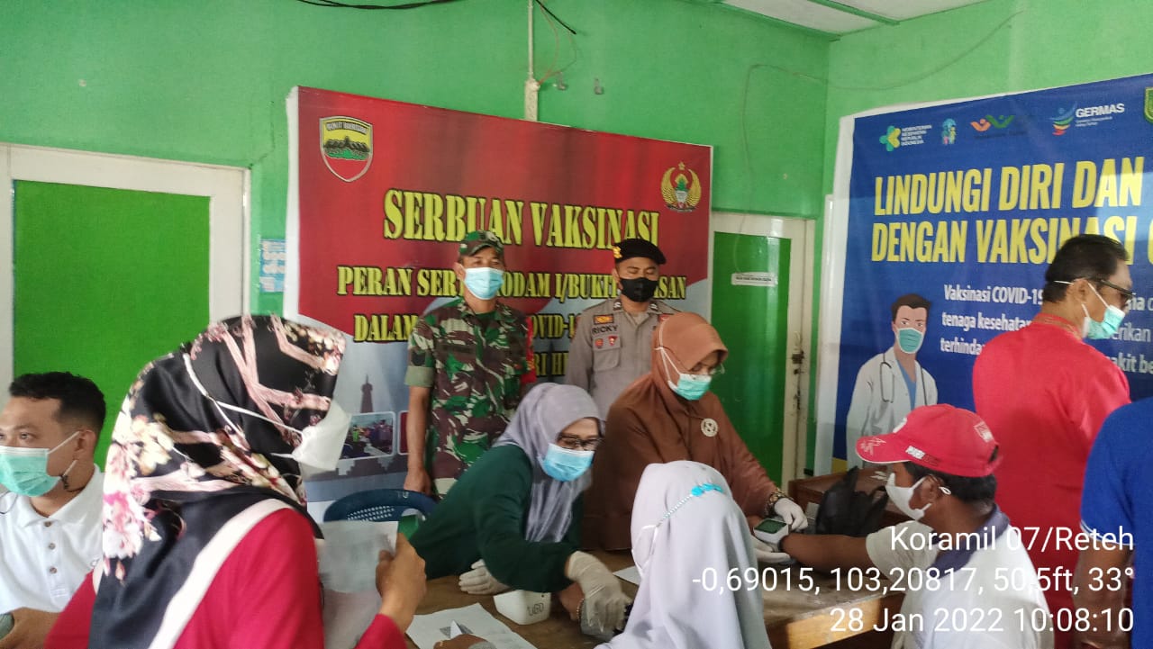 Bersama Bhabinkamtibmas, Babinsa 07/Reteh Bantu Percepat Vaksinasi Dosis 1 dan 2 di Pulau Kijang