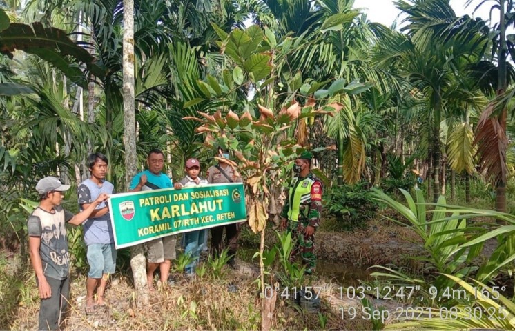 Cegah Karhutla, Babinsa Koramil 07/Reteh Patroli dan Sosialisasi di Wilayah Binaan