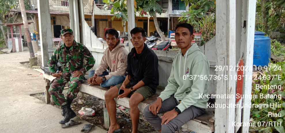 Babinsa Koramil 07/Reteh Serka M Hasan Perkuat Silaturahmi Dengan Masyarakat