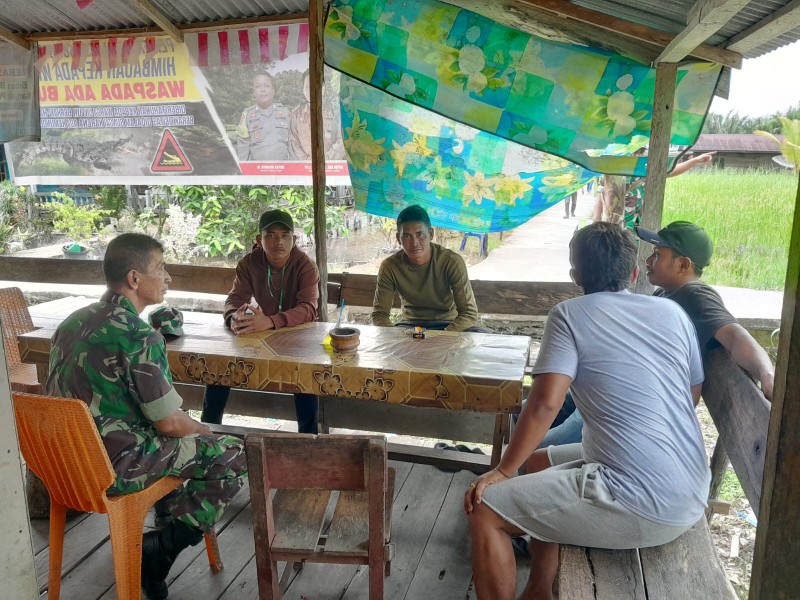 Dengan Komsos, Babinsa Pelda Nofiandi Terus Jaga Keamanan di Wilayah