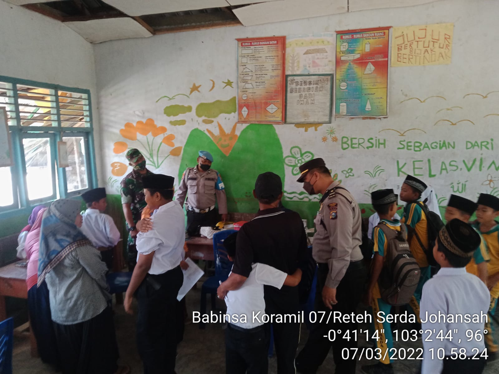 Babinsa Koramil 07/Reteh Lakukan Pendampingan Vaksinasi di SDN 035