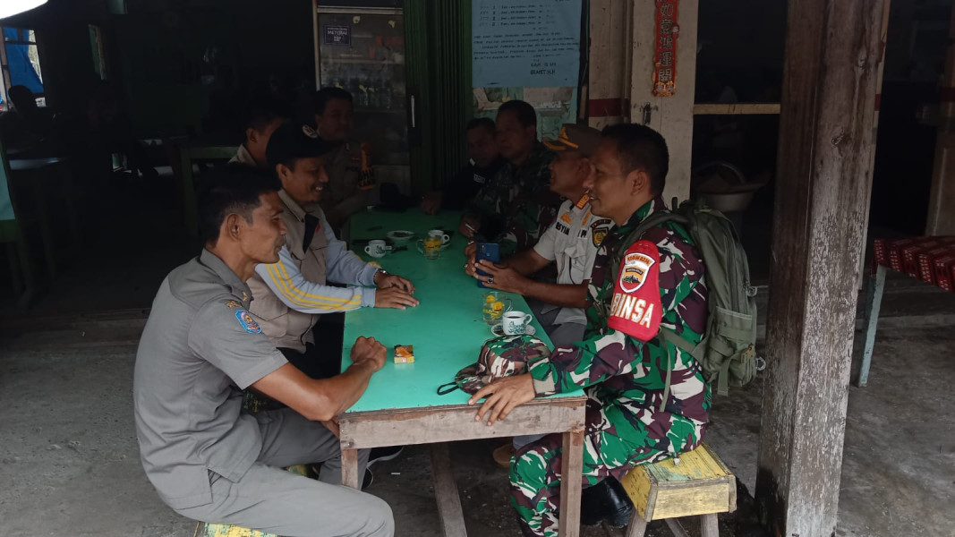 Babinsa Koramil 05/Gas Kopda Umar Nasution Komsos Bersama Warga Di Warung Kopi Sekaligus Pantau Bangsit Jelang Pilkada