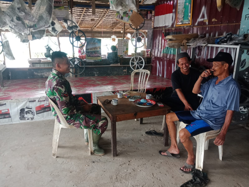 Koramil 07/Reteh Giat Lakukan Komsos Dengan Masyarakat Agar Terjaganya Kebersamaan dan Kekompakan