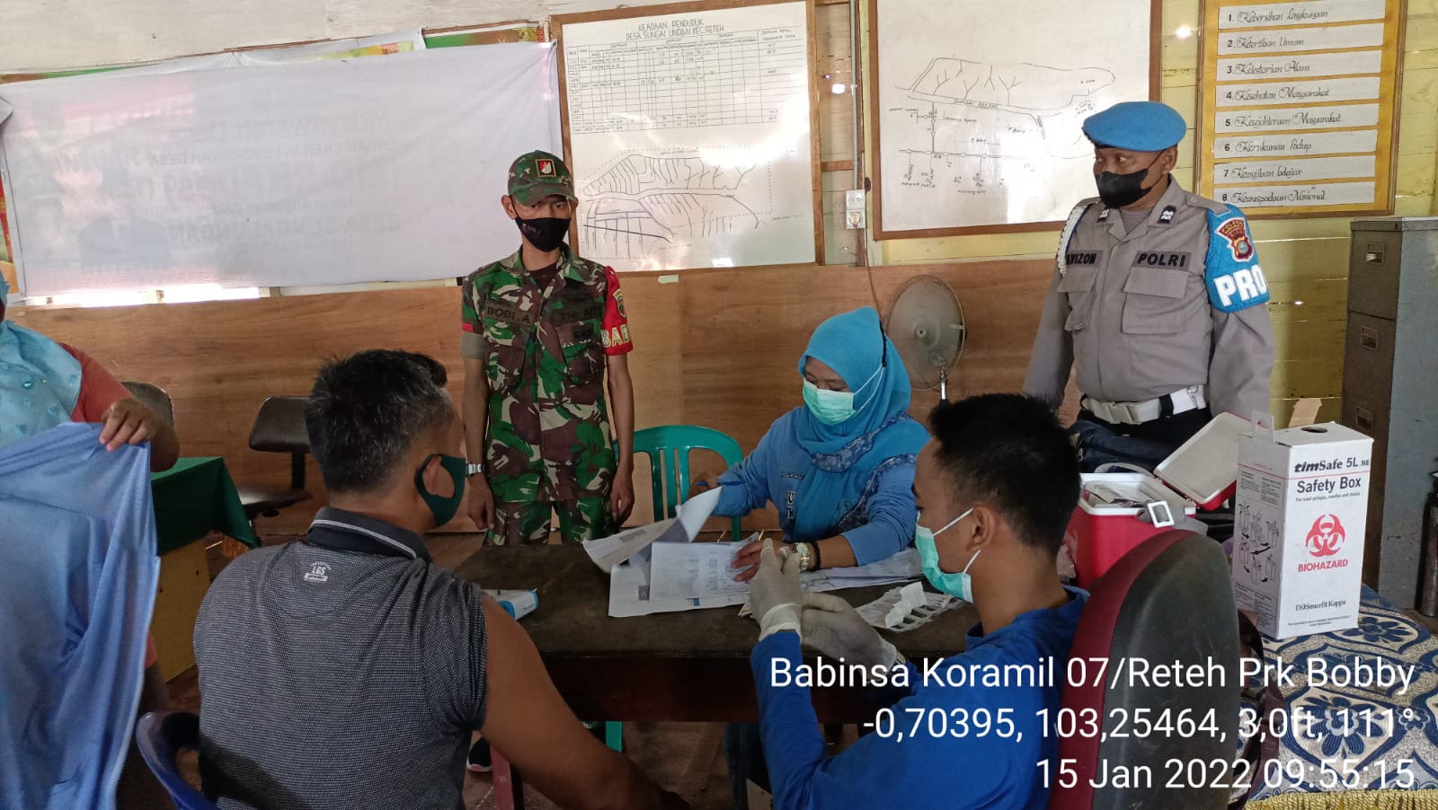 Babinsa Koramil 07/Reteh Bantu Percepat Vaksinasi Dosis 1 dan 2 di Desa Sungai Undan