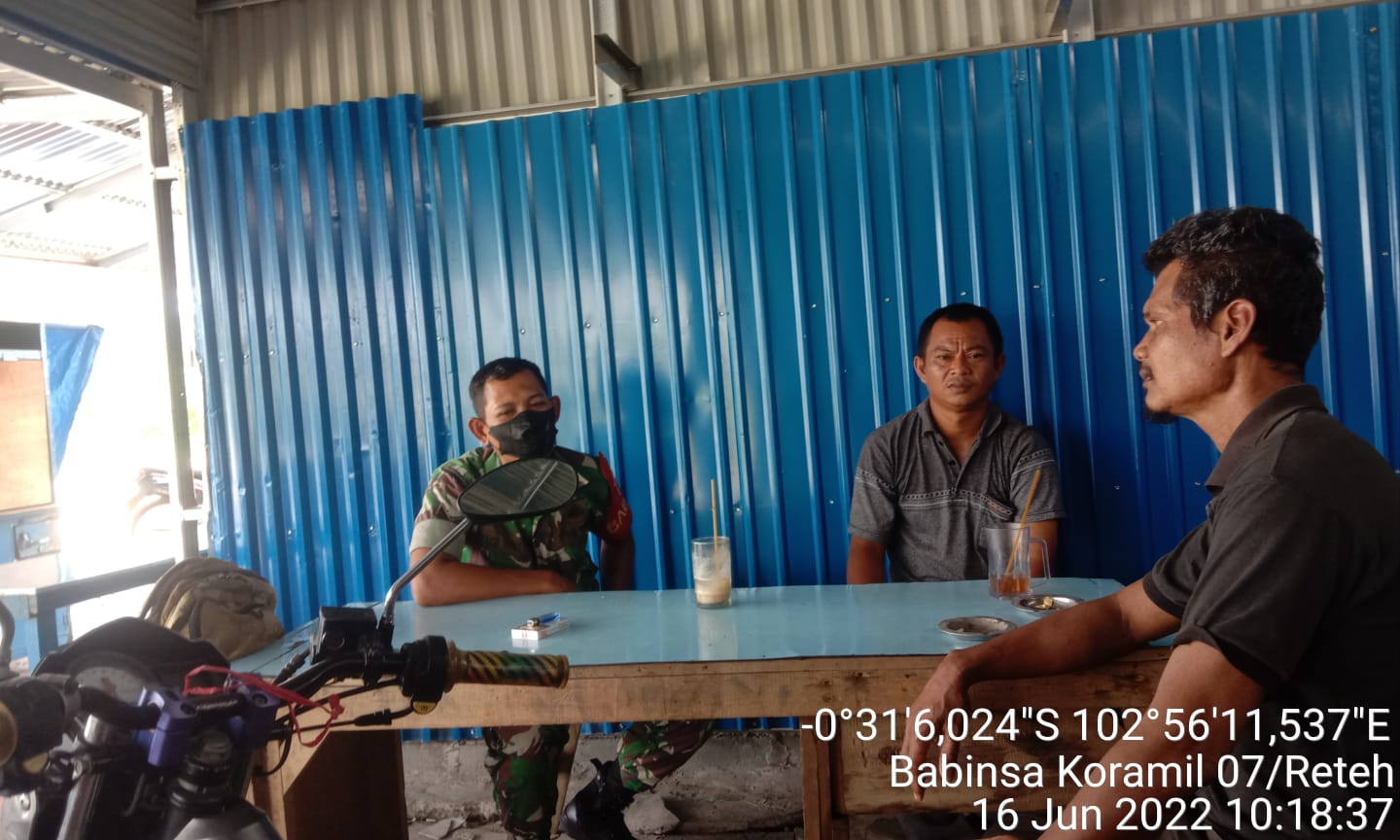 Agar Terjalin Silaturrahmi, Sertu Yadi Yanto Tetap Lakukan Komsos di Desa Pesenggrahan