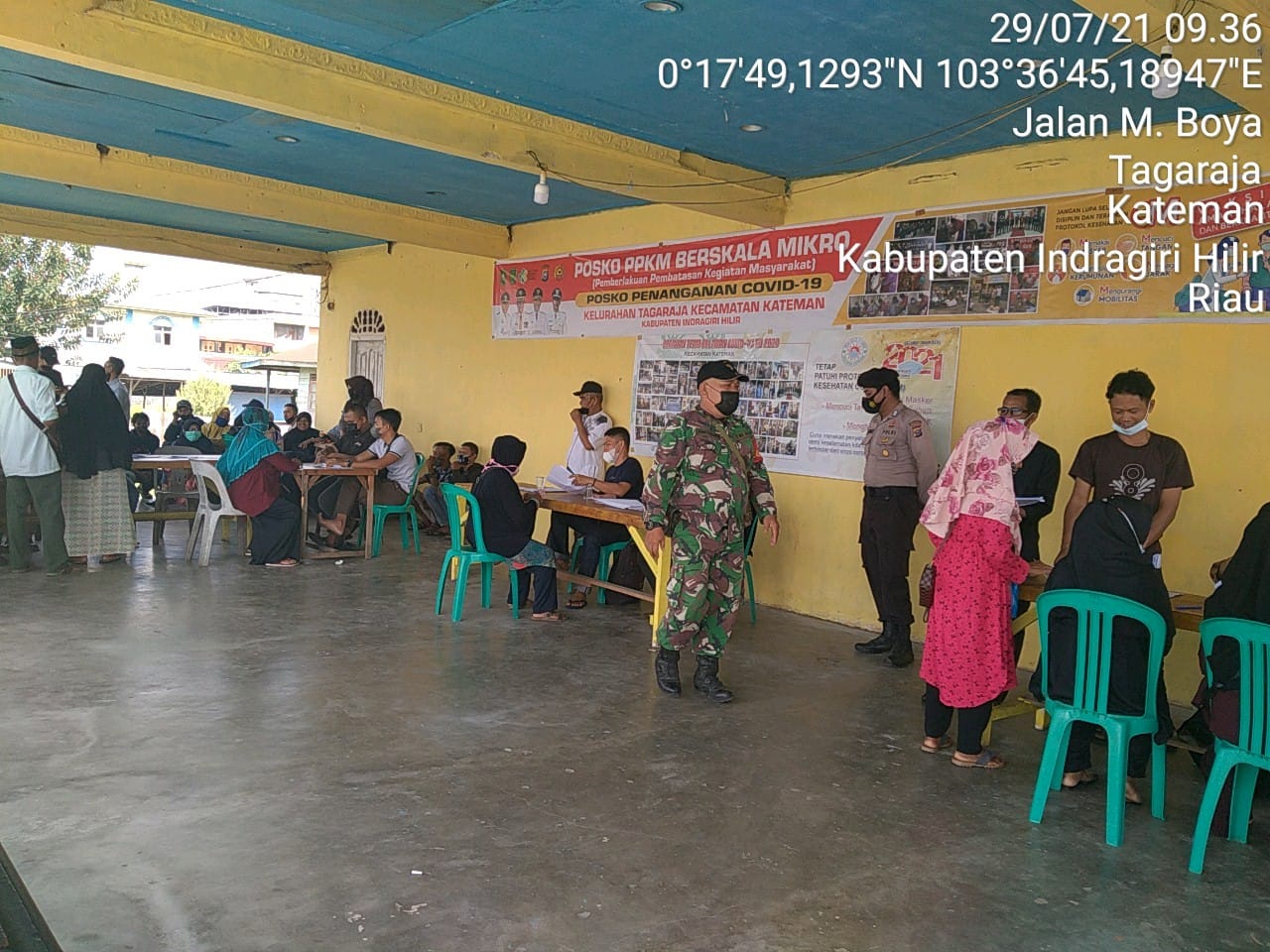 Babinsa Koramil 06/Kateman Pantau Penyaluran Dana BLT di Balai Tagaraja