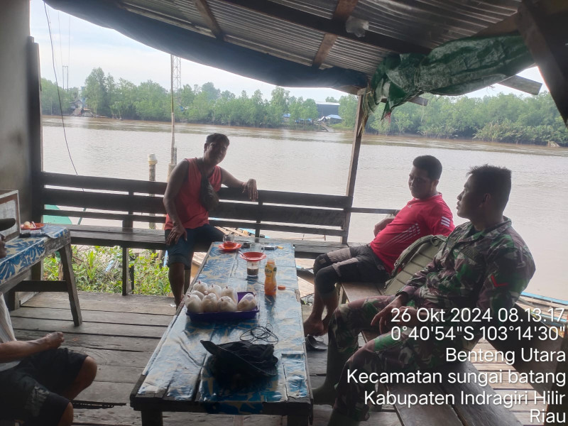 Wujudkan Pemilu Damai Bersama Babinsa Koramil 07/Reteh Melalui Komsos Di Binaan