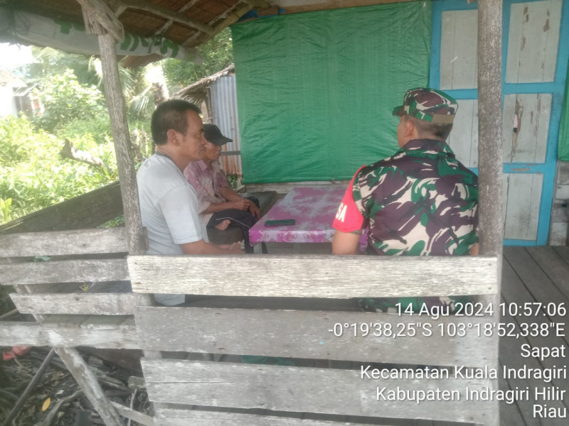 Babinsa Koramil 04/Kuindra Jaga Kekompakan dan Kebersamaan Melalui Komsos di Kampung Pancasila