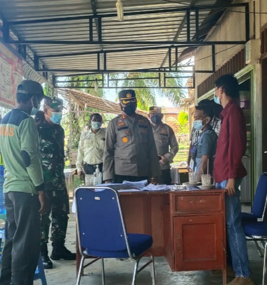 Pastikan Pilkades Berlangsung Aman, Kapolres Inhu Turun ke Sungai Akar Pastikan Pilkades Berlangsung Aman, Kapolres Inhu Turun ke Sungai Akar