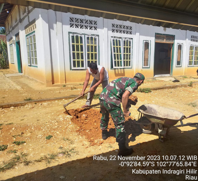 Dalam Membantu Pembangunan Tempat Ibadah, Babinsa Koramil 09/Kemuning Ajak Masyarakat Untuk Bergotong Royong