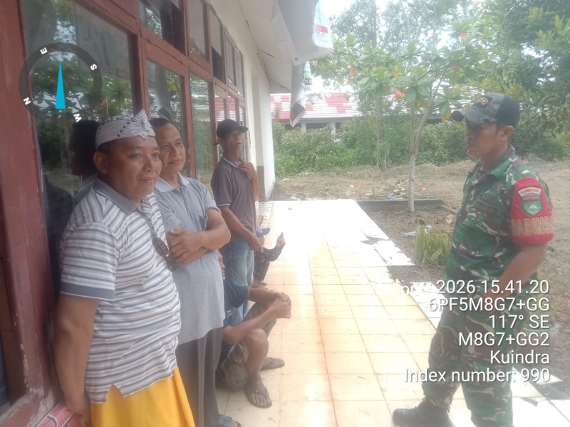 Babinsa Koramil 04/Kuindra Ingatkan Warga untuk Tidak Terpancing Isu-isu Hoax dan Menyesatkan di Sosial Media